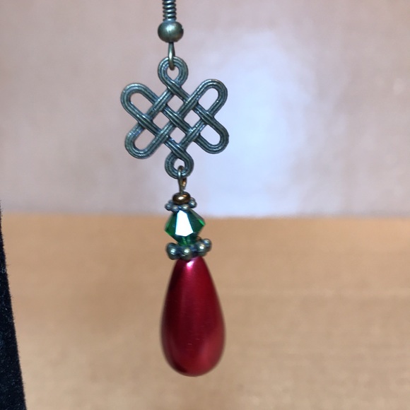 Hand made beaded earrings - Picture 2 of 3